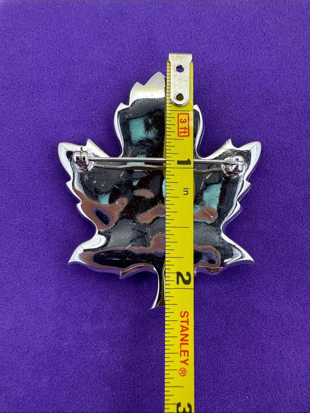 💛 Vintage Silver Tone Rhinestone Maple Leaf Brooch with Multicolor Gems - Picture 2 of 4